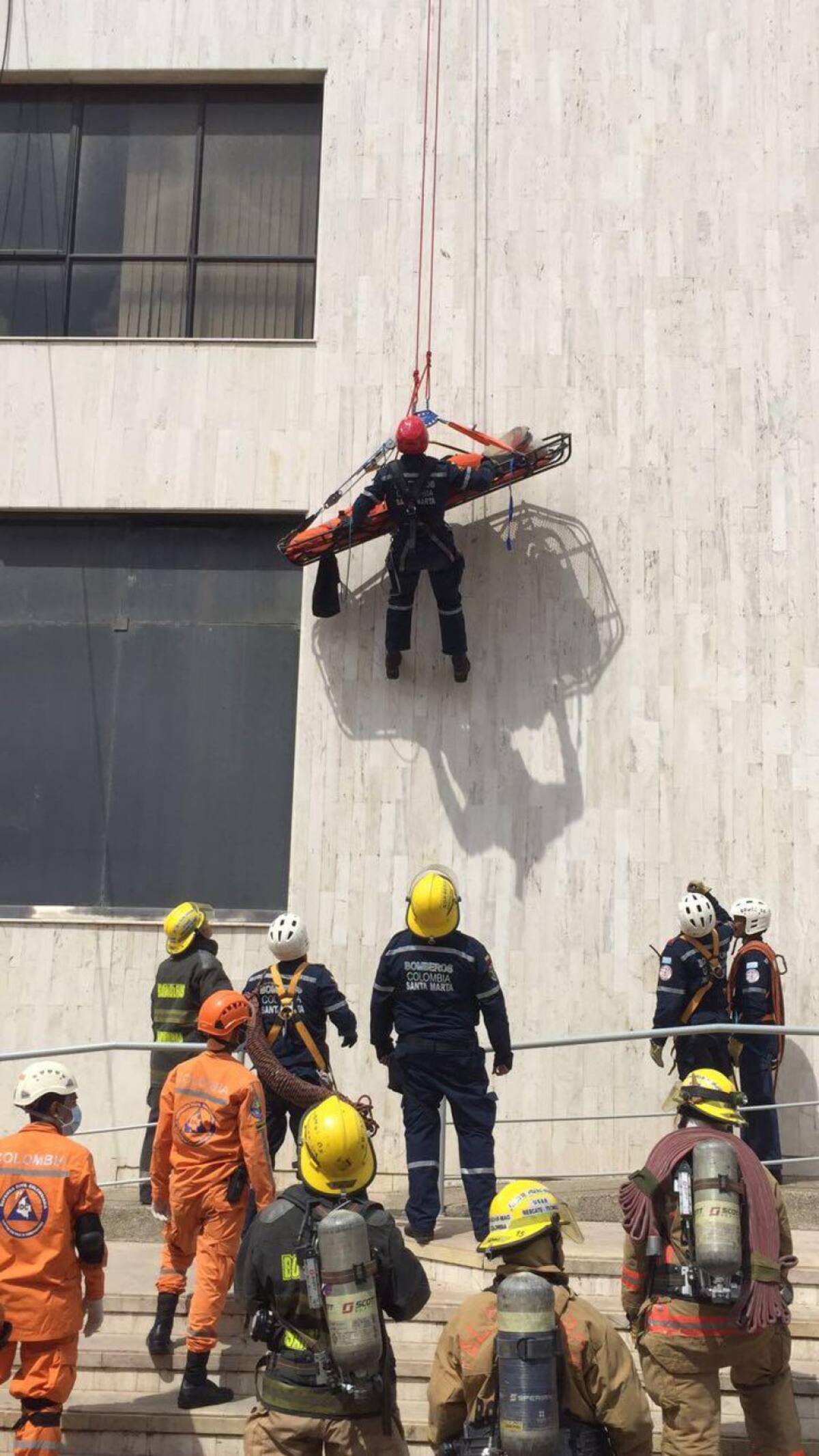 Bomberos de Santa Marta simularon la evacuación de un edificio en el Centro con la asistencia a 160 personas, varias rescatadas desde las alturas. 