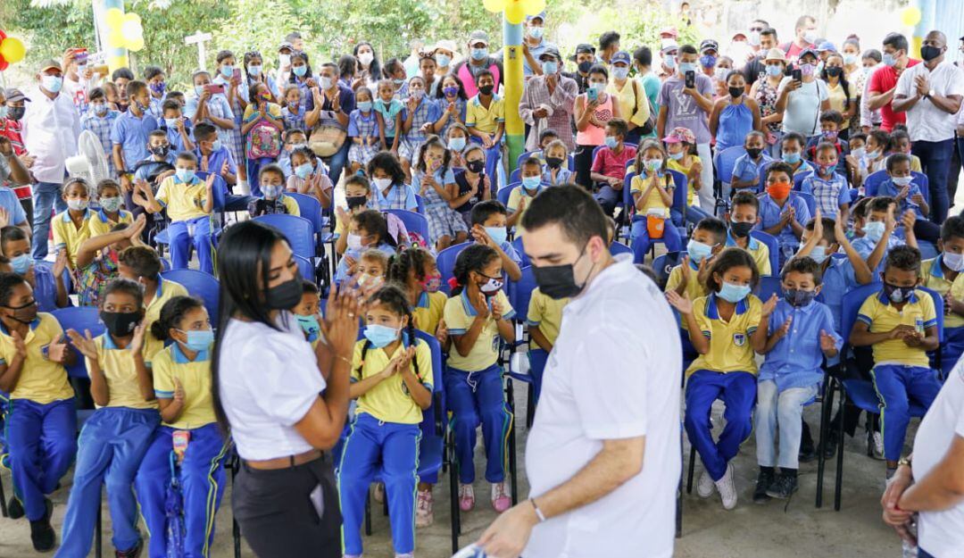 La Gobernación de Bolívar hizo entrega de 100 balones a alumnos de un colegio en el municipio de Hatillo de Loba