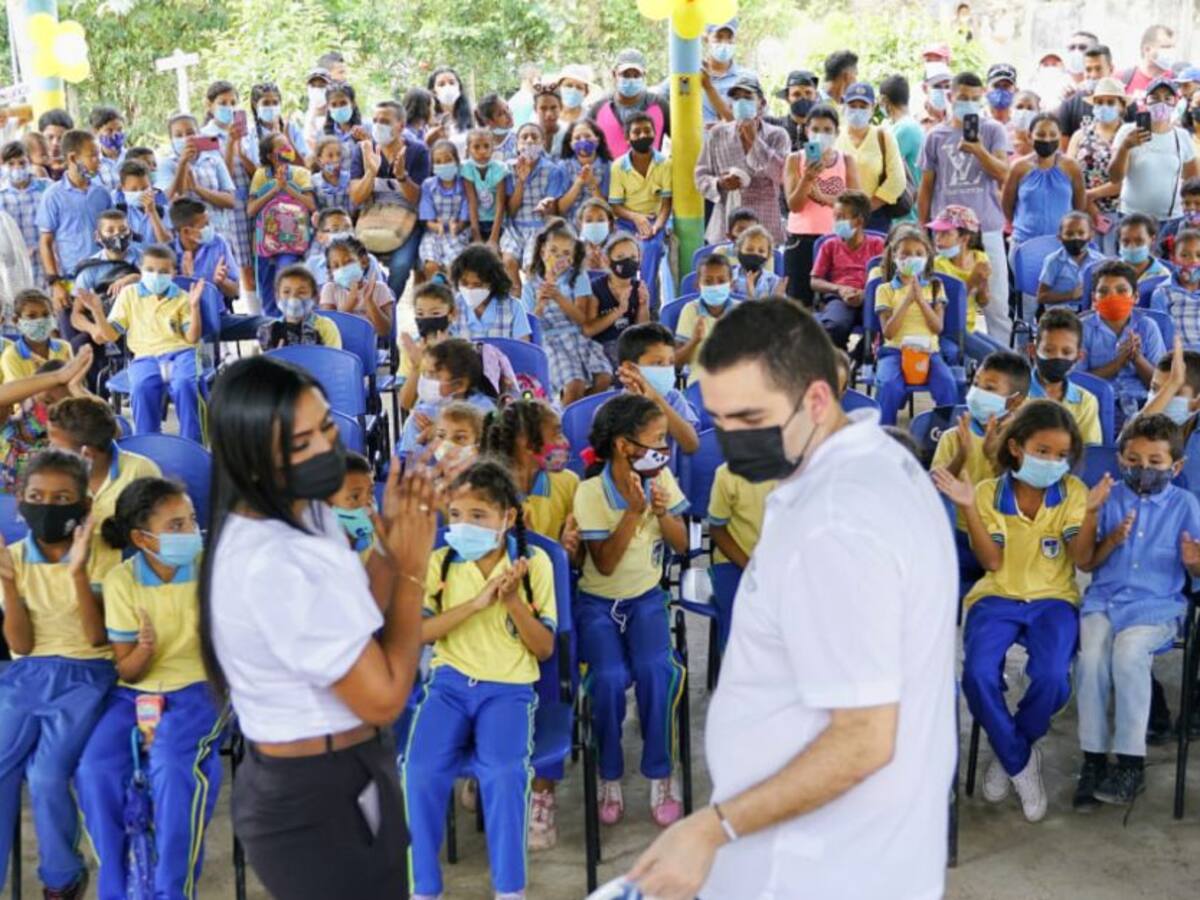 Entregan dotación a comunidad estudiantil en La Ribona