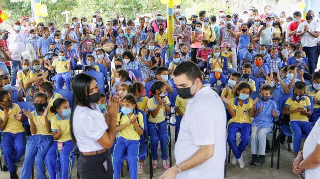 La Gobernación de Bolívar hizo entrega de 100 balones a alumnos de un colegio en el municipio de Hatillo de Loba