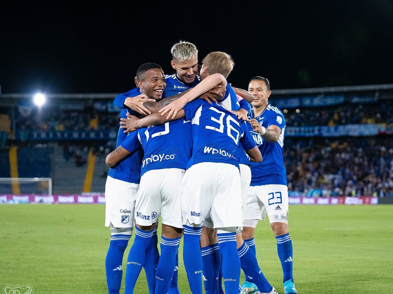 Los jugadores de Millonarios festejan el gol de Samuel Asprilla / Twitter: @MillosfcOficial.