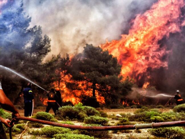 Así se vive el mayor incendio en más de una década en Grecia