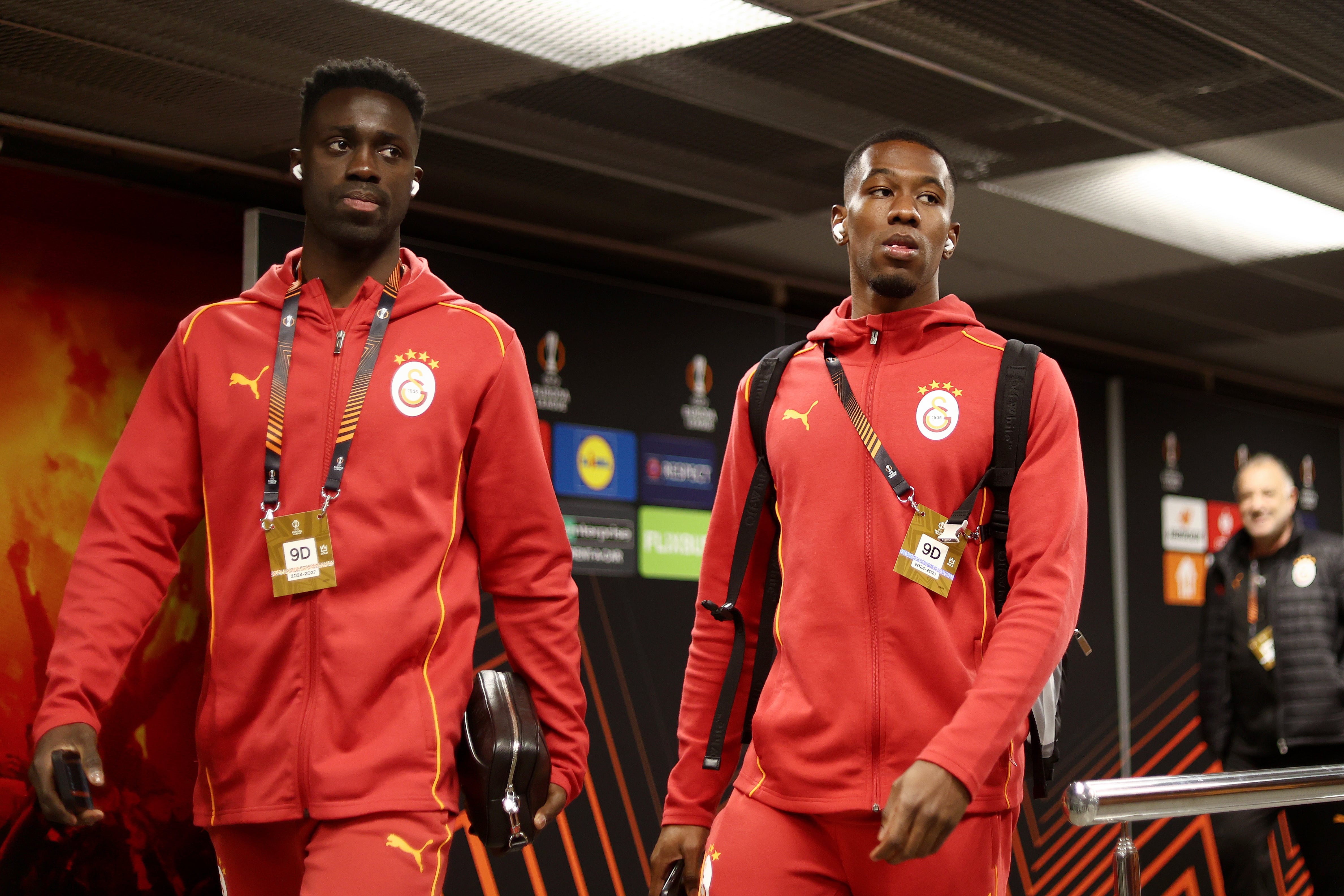 Dávinson Sánchez y Carlos Cuesta con el Galatasaray. (Photo by Ahmad Mora - UEFA/UEFA via Getty Images)