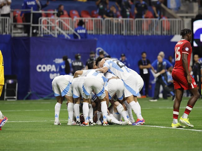Atlanta (United States), 21/06/2024.- Maxime Crepeau (L) of Canada and Moise Bombito (R) of Canada walk past Argentina celebrating the goal of Julian Alvarez of Argentina during the second half of the CONMEBOL Copa America 2024 group A soccer match between Argentina and Canada, in Atlanta, Georgia, USA, 20 June 2024. EFE/EPA/ERIK S. LESSER