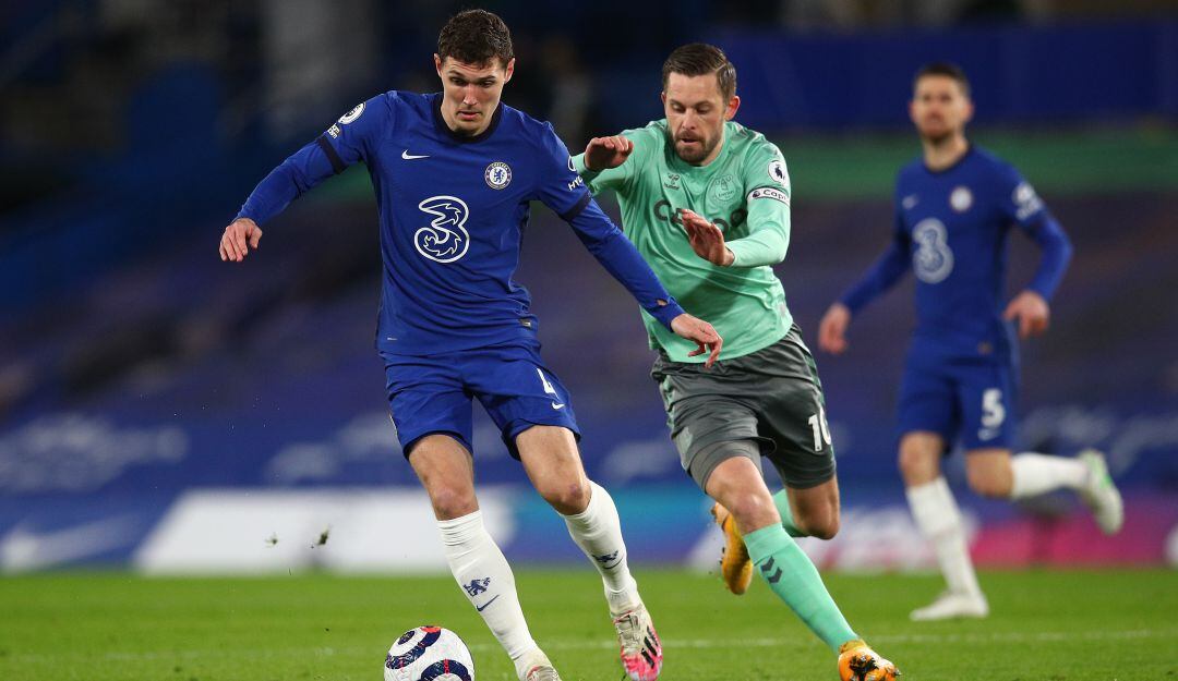 Andreas Christensen de Chelsea y Gilfy Sigurdsson de Everton