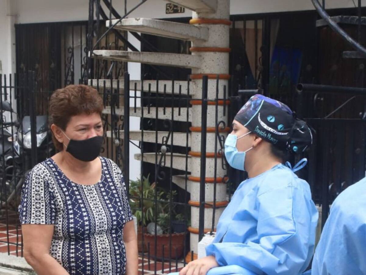 En Cali vacunación casa casa para adultos mayores de 65 años en adelante
