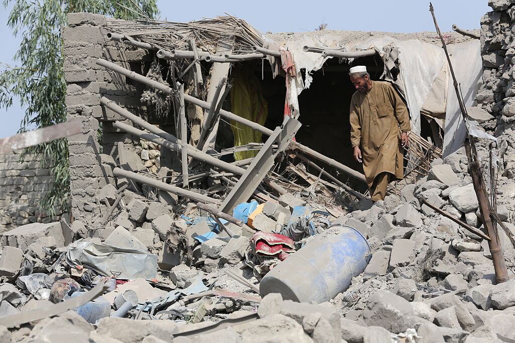 Personas tras el terremoto en Afganistán. (Photo by Stringer/Anadolu via Getty Images)