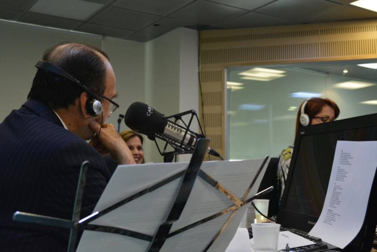 Tras dos décadas de estar inundando de humor a los colombianos, el admirado periodista se retira de La Luciérnaga, vea como desarrolla su último programa.