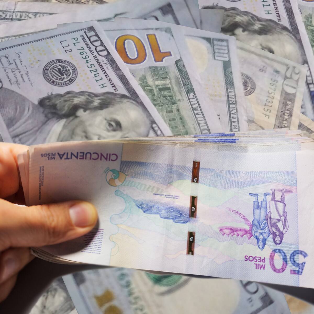 ¿Por qué se está debilitando el dólar ante el peso colombiano? Experto lo explicó