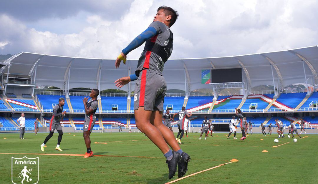 El plantel de América de Cali entrena en el estadio Pascual Guerrero de cara a la final.