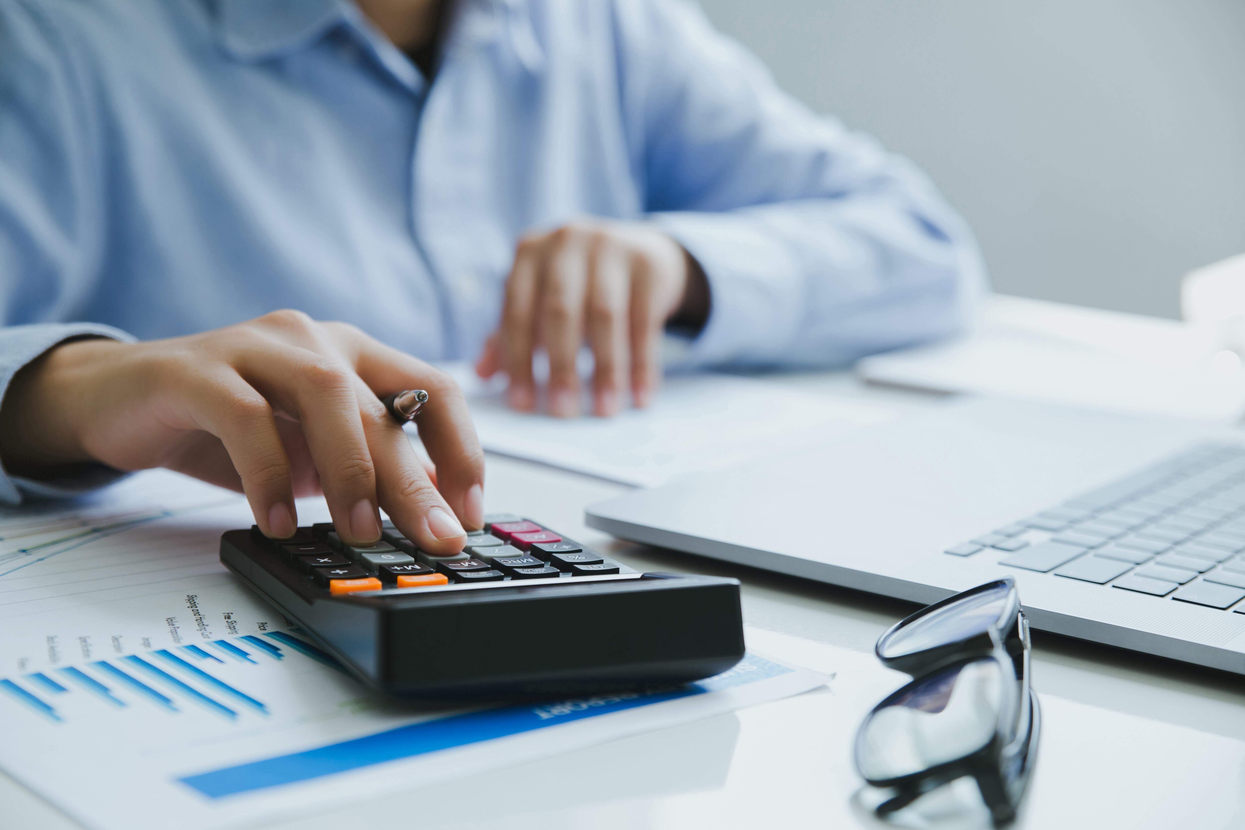 Persona trabajando en la computadora y la calculadora (Getty Images)
