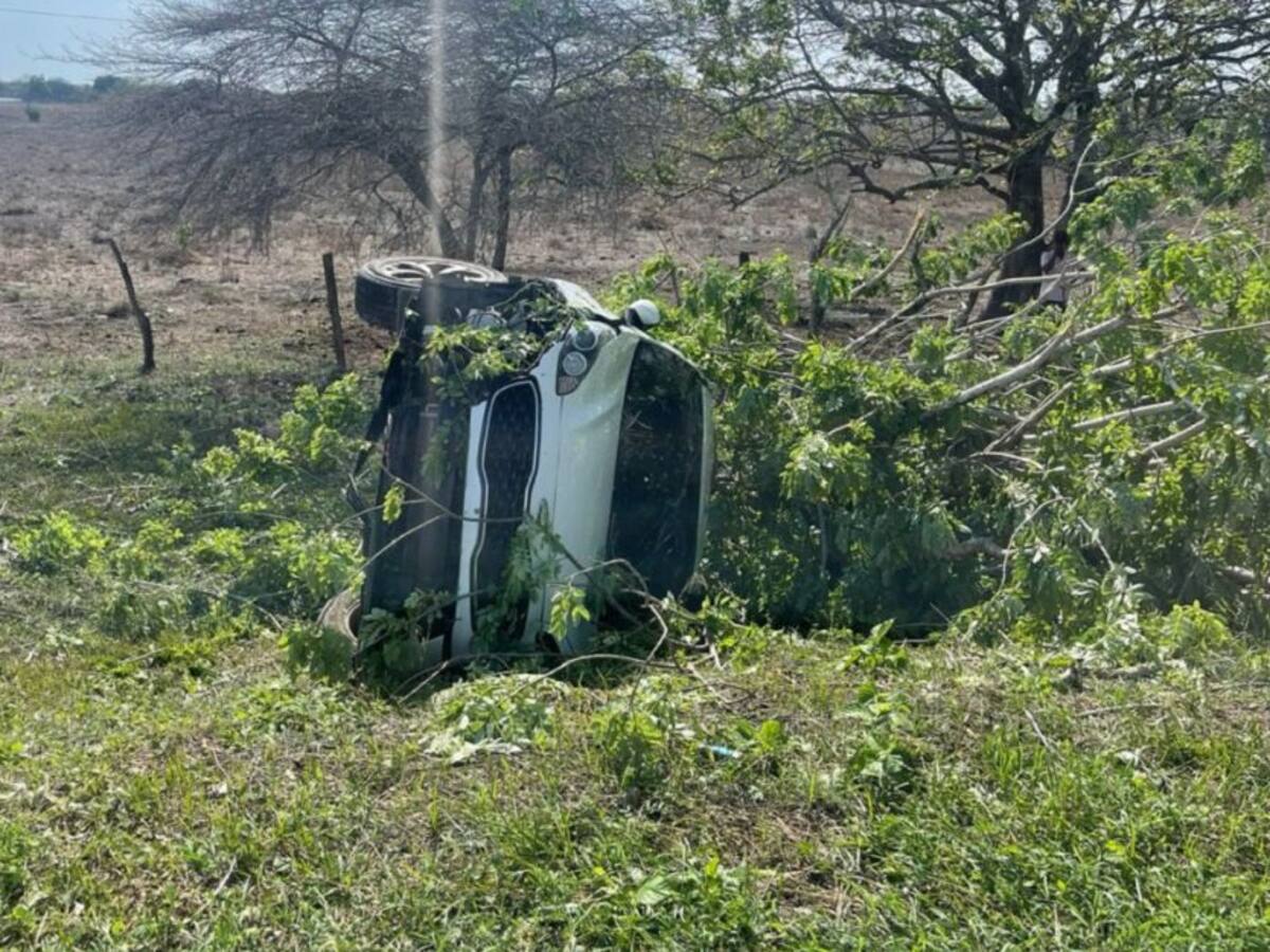 Dos heridos tras volcamiento de una camioneta en la vía al Mar