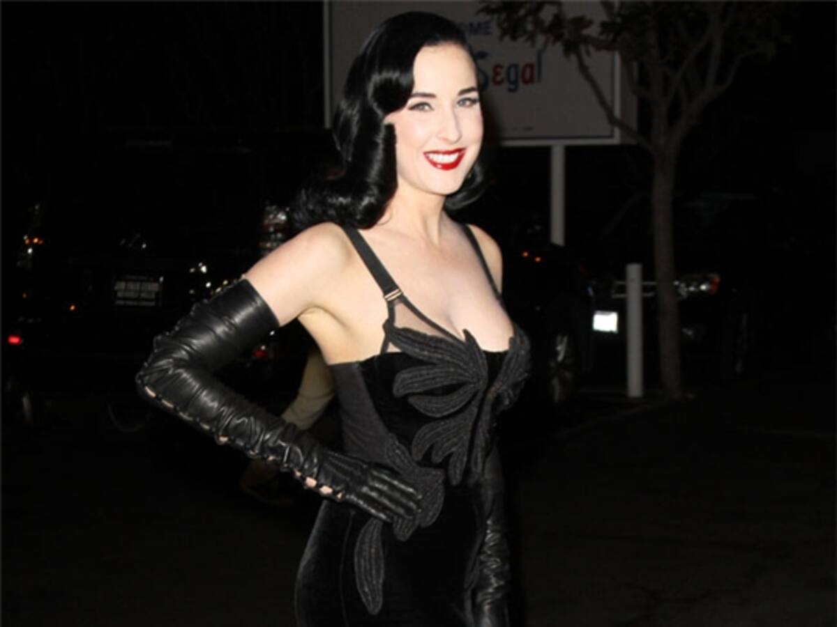 Dita Von Teese presume de sus piernas