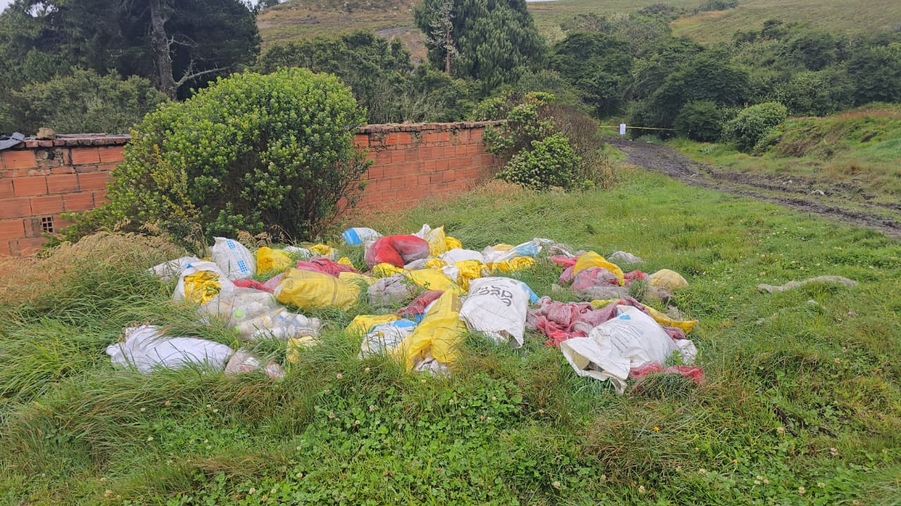 Las autoridades encontraron múltiples envases de productos químicos abandonados en la ronda hídrica de una fuente sin nombre / Foto: Prensa CAR