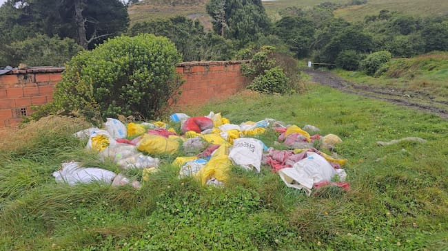 Las autoridades encontraron múltiples envases de productos químicos abandonados en la ronda hídrica de una fuente sin nombre / Foto: Prensa CAR