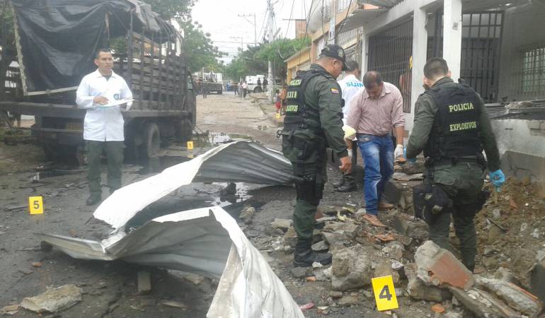 Técnicos anti explosivos verifican la zona.