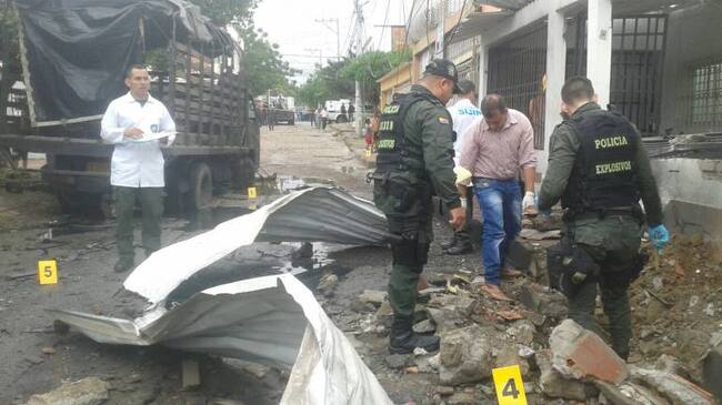 Técnicos anti explosivos verifican la zona.