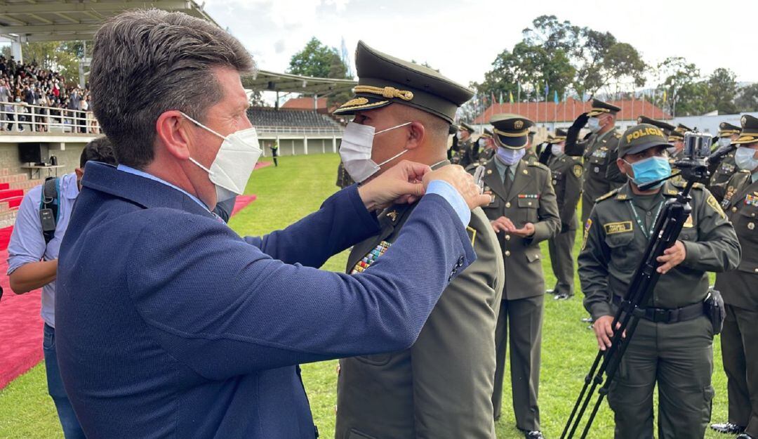Diego Molano en los ascensos de oficiales en la Escuela de Cadetes de la Policía Nacional.