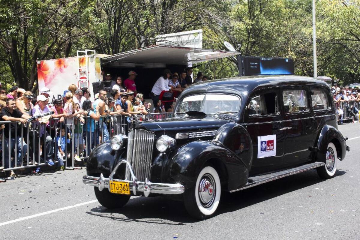 Desfile de autos clásicos y antiguos en la Feria de las Flores