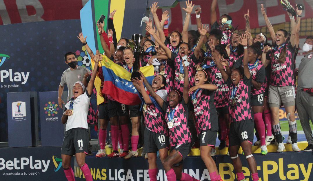 Las jugadoras de Santa Fe celebran el título de la Liga femenina del 2020.