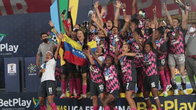 Las jugadoras de Santa Fe celebran el título de la Liga femenina del 2020.