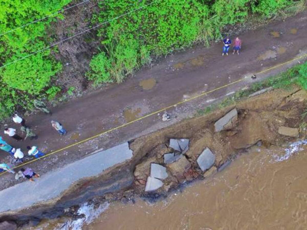 Maquinaria del departamento atiende emergencia vial en el sur del Tolima