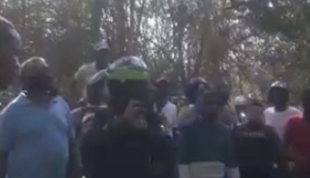 El occiso fue hallado colgado de la rama de un árbol con una soga atada al cuello.