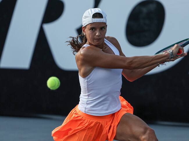 MEX4866. MÉRIDA (MÉXICO), 28/02/2025.- La tenista colombiana Emiliana Arango devuelve una bola frente a la eslovaca Rebecca ramková este viernes, durante el Mérida Open AKRON 2025 en Yucatán (México). EFE/ Lorenzo Hernández