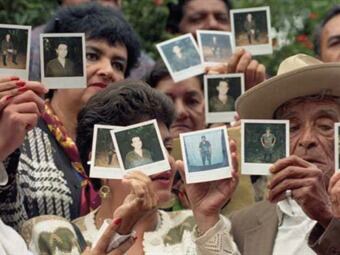 Familiares de las víctimas de la guerra en Colombia. Foto: El Tiempo