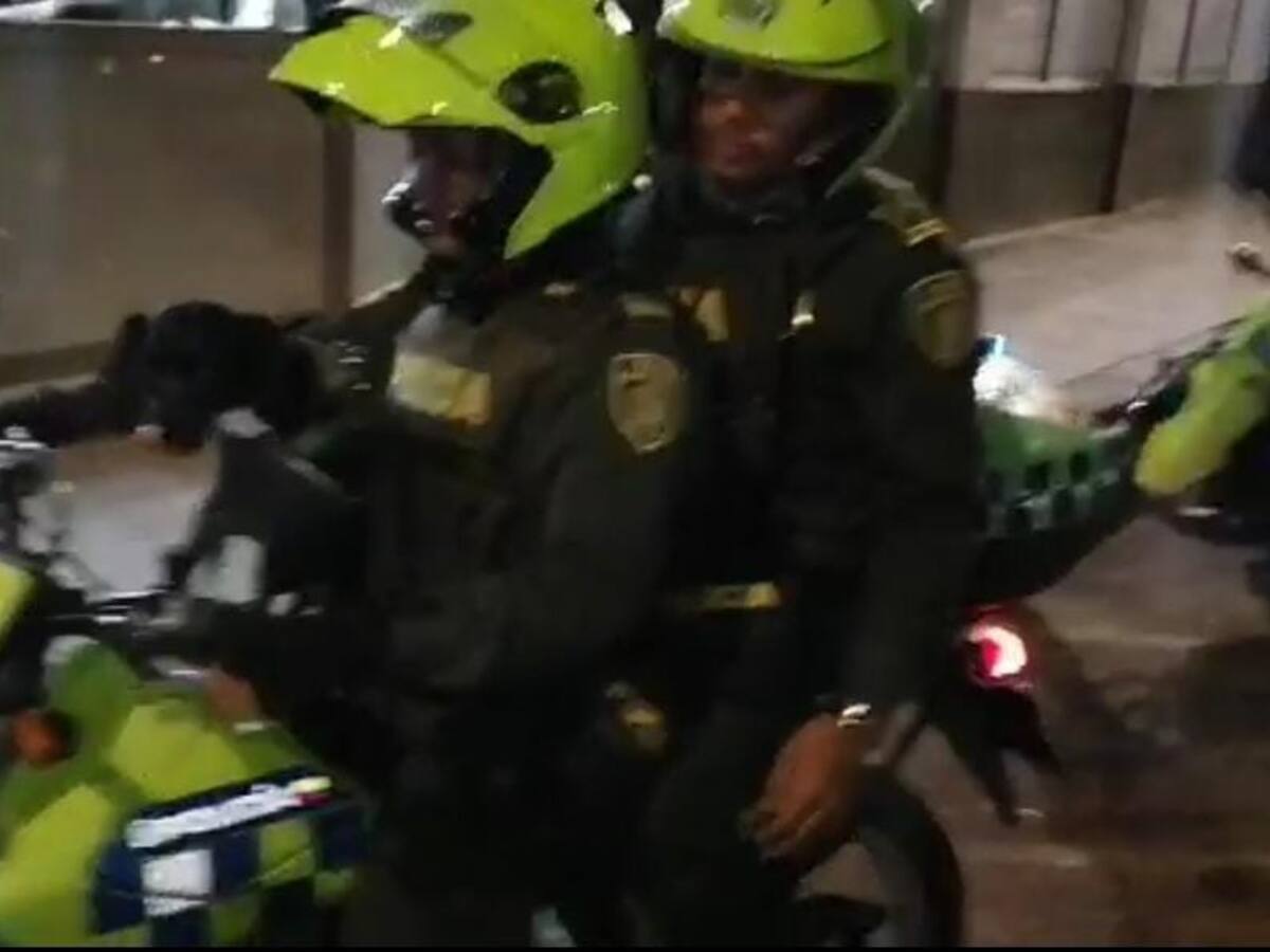 En medio de una fuerte tormenta la policía rescata a un canino en Melgar, Tolima