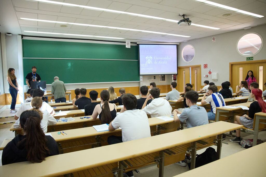 Estudiantes en aula de clases / Getty Images