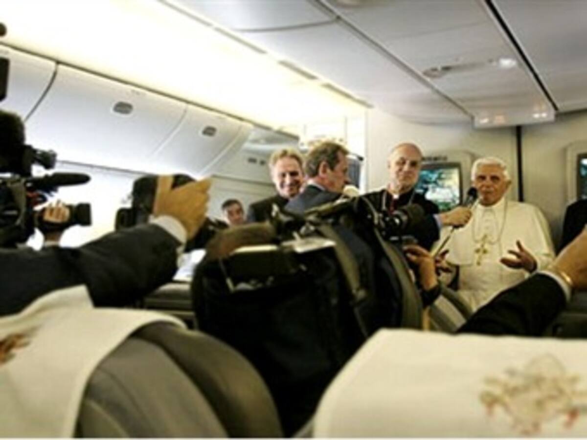 El Papa rechaza en Africa el uso del preservativo para luchar contra el sida