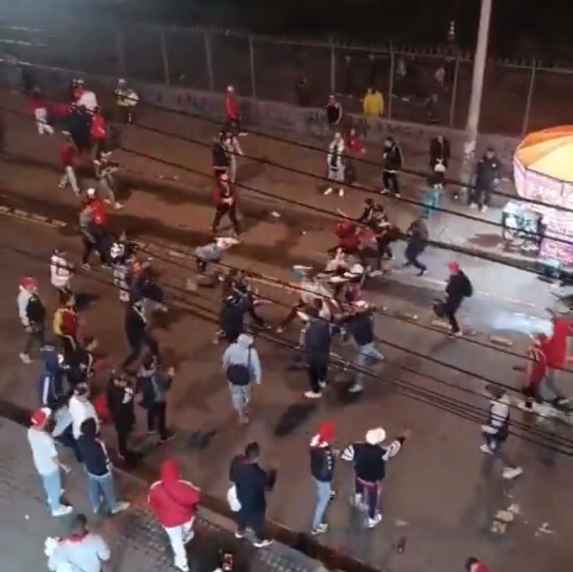Captura de imagen de la pelea con Machetes afuera del estadio El Campín, entre hinchas de Santa Fe.