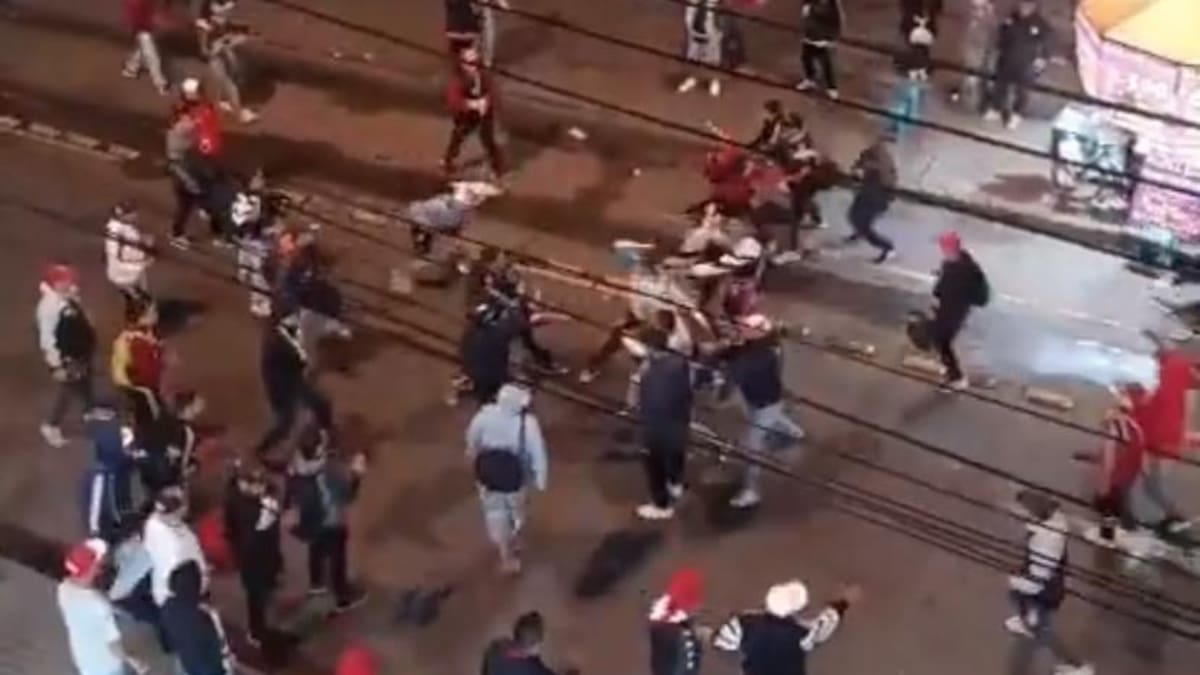 Hinchas de Santa Fe protagonizaron violenta pelea con cuchillos y machetes afuera de El Campin
