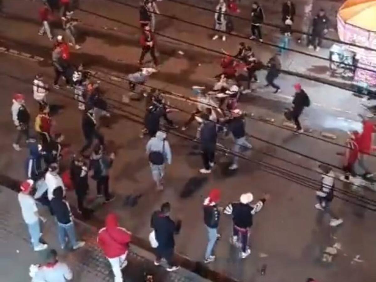 Hinchas de Santa Fe protagonizaron violenta pelea con cuchillos y machetes afuera de El Campin