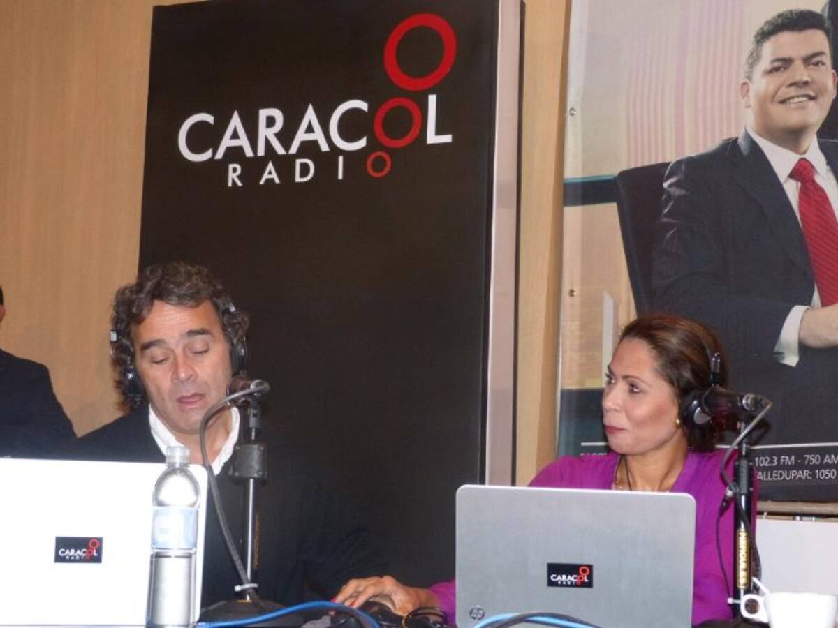 Darío Arizmendi y su equipo desde la ciudad más innovadora del mundo, mostrando lo mejor de Antioquia y sus gentes. Foto: Caracol Radio.