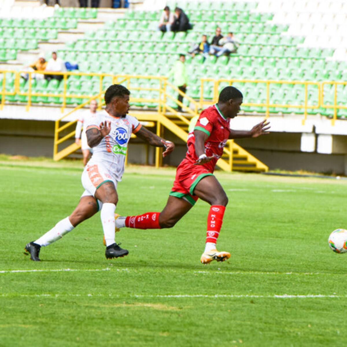 Patriotas derrota a Envigado en un duelo directo por el descenso