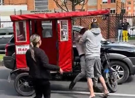 Pelea entre conductor de camioneta y bicitaxi - Twitter