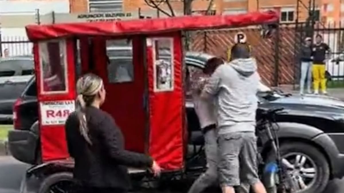 Video | La dura pelea entre el conductor de una camioneta y un bicitaxi por un rayón