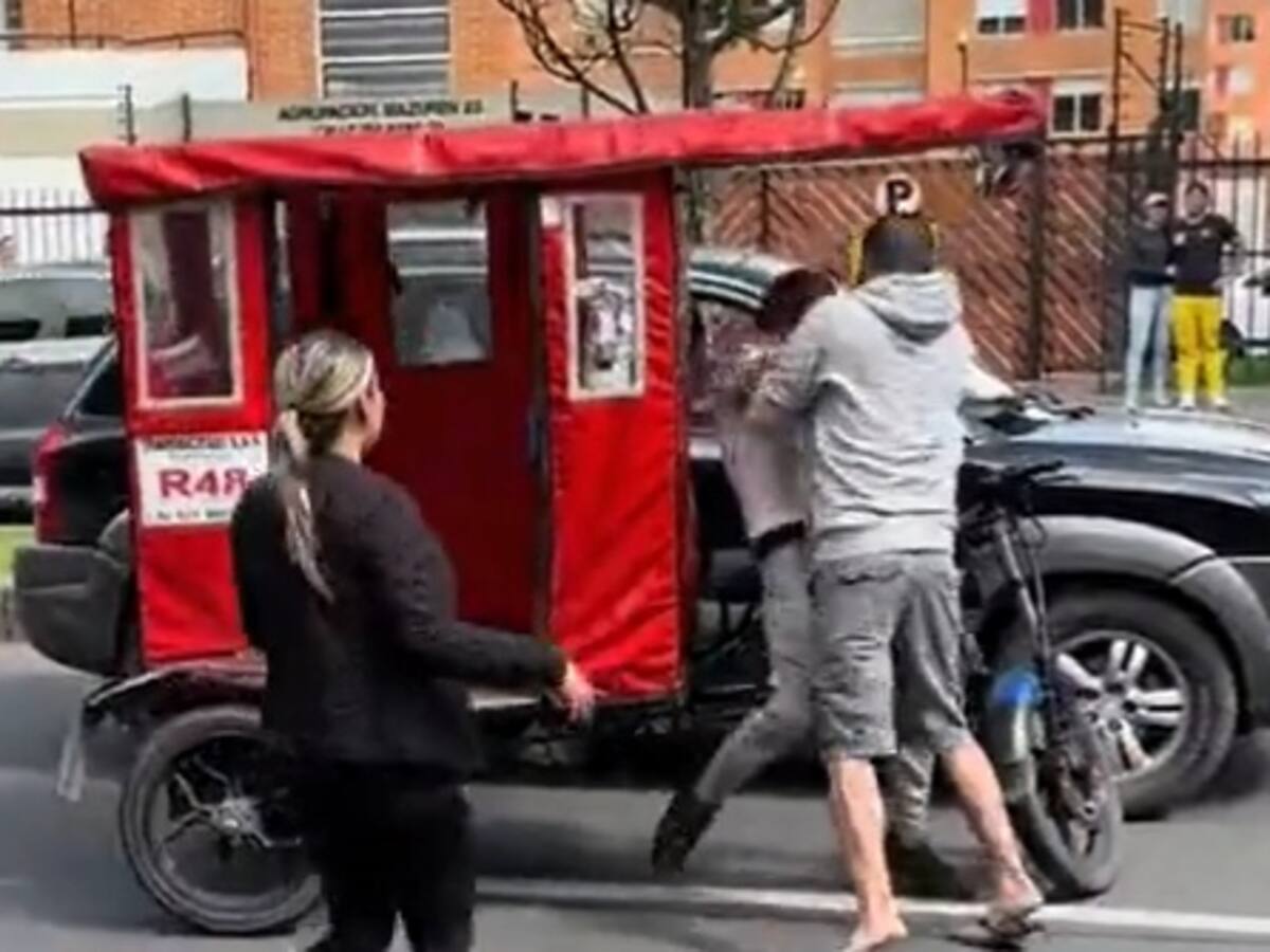Video | La dura pelea entre el conductor de una camioneta y un bicitaxi por un rayón