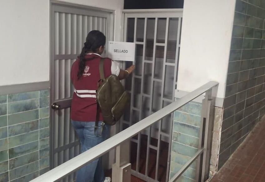 Momentos en que son selladas las áreas de la sede. Foto: cortesía Ministerio de Trabajo.