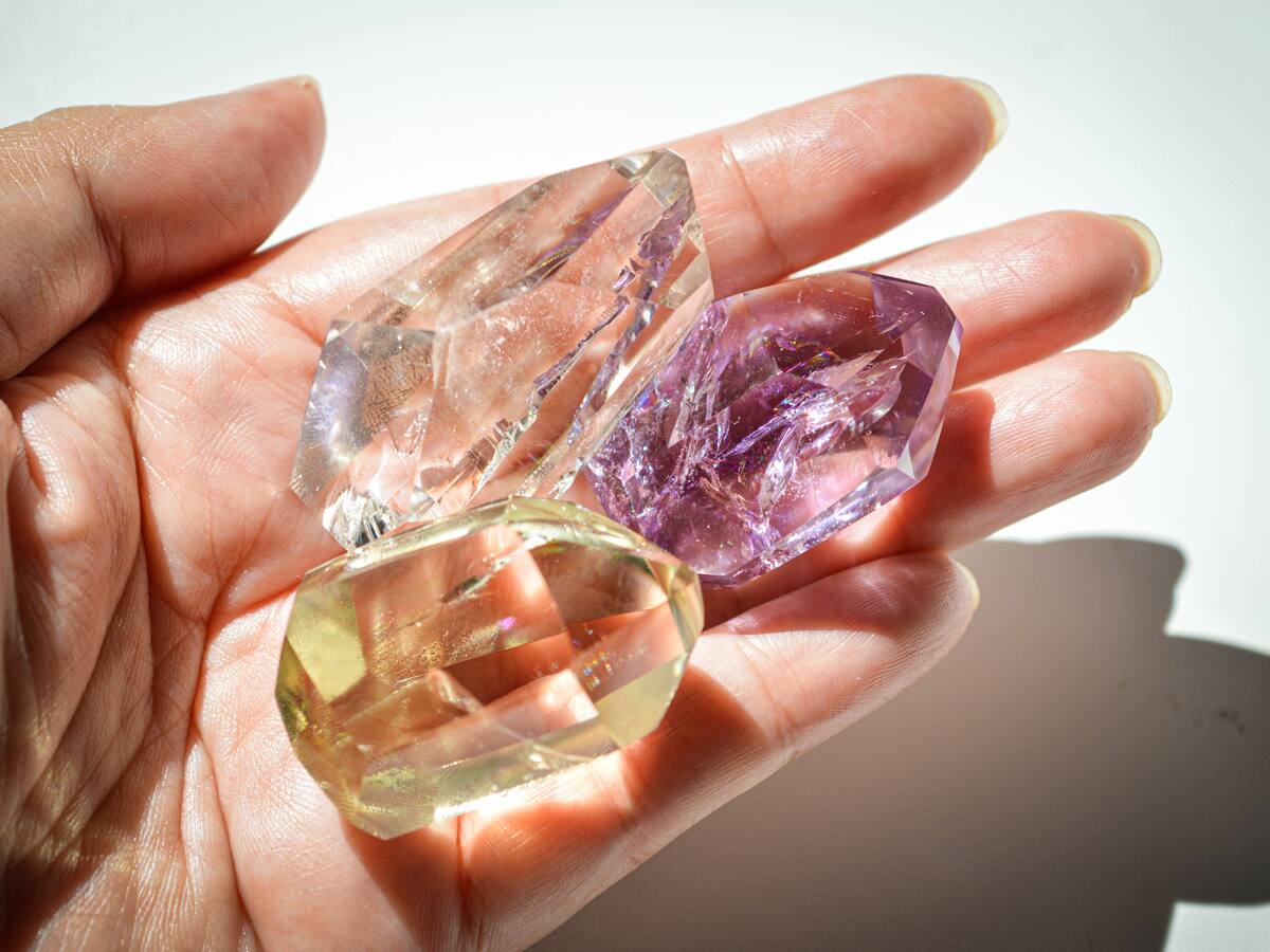 “Cristales para el día”, de Andrea Cuéllar: una guía completa y detallada sobre el tema