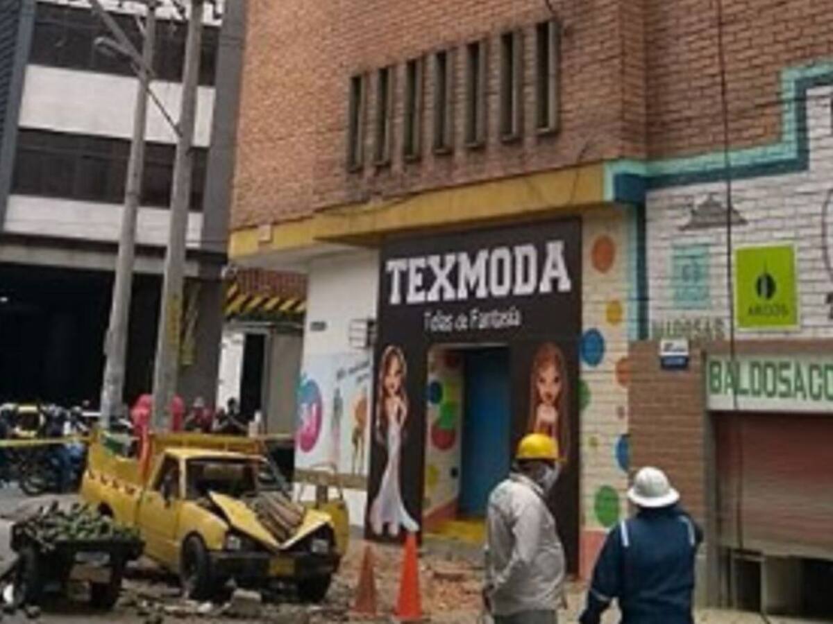 Un muro se desprendió de un edificio y lesionó a dos personas en Medellín