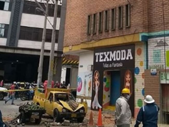 Un muro se desprendió de un edificio y lesionó a dos personas en Medellín