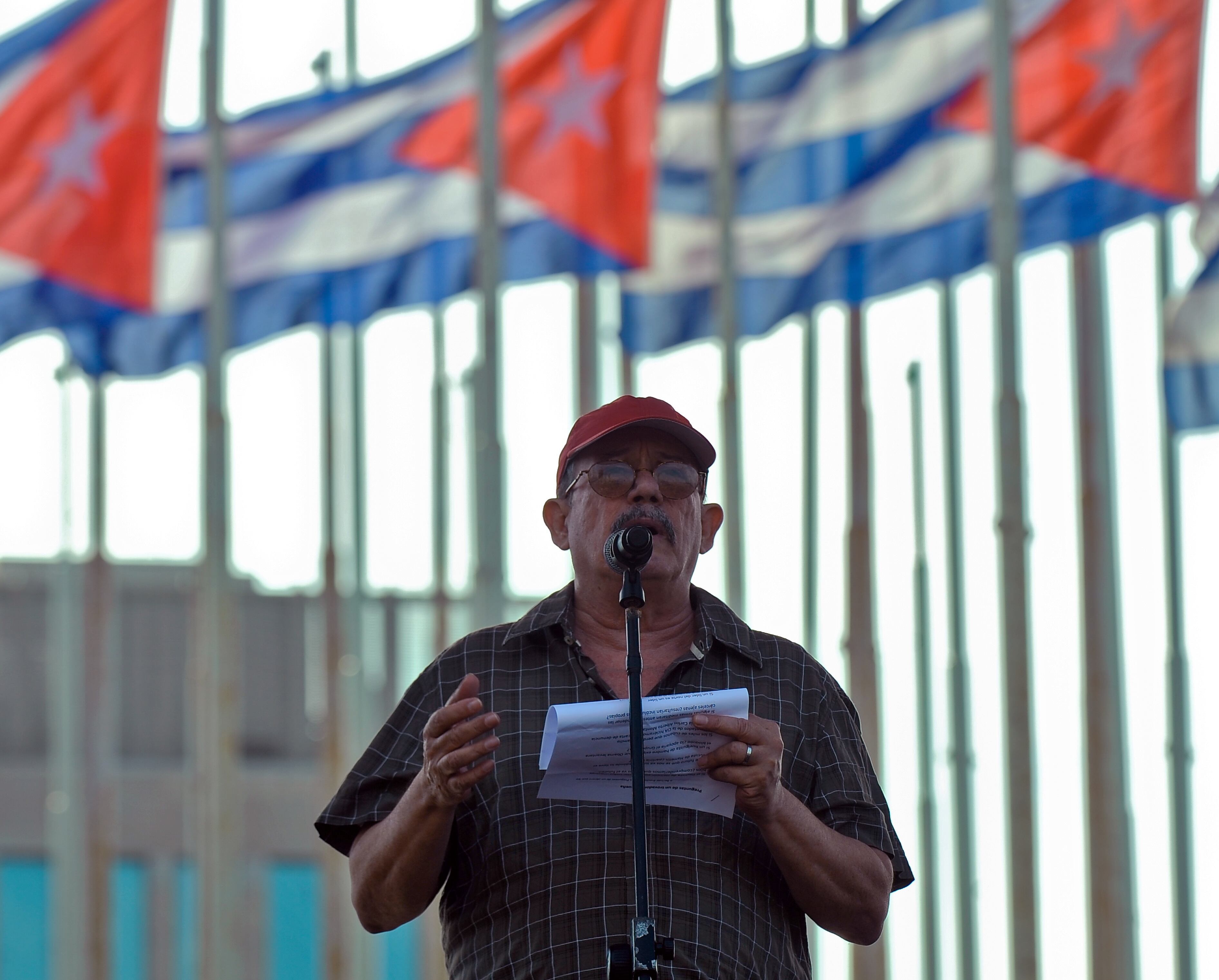 Cuban singer Silvio Rodriguez reads a letter during the Concert for the Homeland in Havana on April 10, 2010. Two simultaneous concerts took place in the country dedicated to the Cuban Revolution. AFP PHOTO /STR (Photo credit should read STR/AFP via Getty Images)