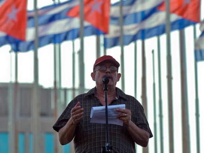 Cuban singer Silvio Rodriguez reads a letter during the Concert for the Homeland in Havana on April 10, 2010. Two simultaneous concerts took place in the country dedicated to the Cuban Revolution. AFP PHOTO /STR (Photo credit should read STR/AFP via Getty Images)