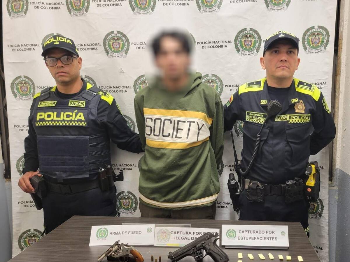 Hombre intentó esconderse y fue capturado con 2 armas y estupefacientes en Medellín