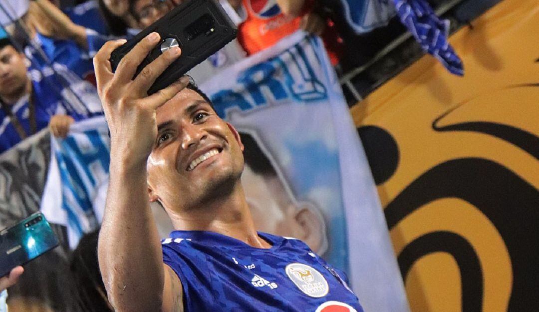 David Mackalister Silva se toma fotos con los hinchas de Millonarios tras el juego ante Nacional en la Florida Cup.