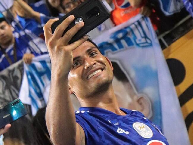 David Mackalister Silva se toma fotos con los hinchas de Millonarios tras el juego ante Nacional en la Florida Cup.