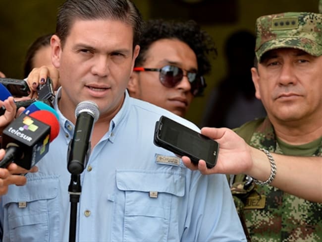 Mindefensa pide a Uribe no usar el dolor de las familias para mentiras